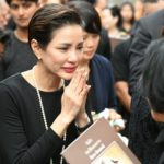 ‘อ้อม’สุดกลั้น ร่ำไห้ส่ง พ่อเปี๊ยก พิศาล คนบันเทิงร่วมอาลัย (ภาพชุด)