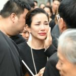 ‘อ้อม’สุดกลั้น ร่ำไห้ส่ง พ่อเปี๊ยก พิศาล คนบันเทิงร่วมอาลัย (ภาพชุด)
