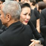 ‘อ้อม’สุดกลั้น ร่ำไห้ส่ง พ่อเปี๊ยก พิศาล คนบันเทิงร่วมอาลัย (ภาพชุด)