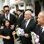 ‘อ้อม’สุดกลั้น ร่ำไห้ส่ง พ่อเปี๊ยก พิศาล คนบันเทิงร่วมอาลัย (ภาพชุด)