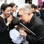 ‘อ้อม’สุดกลั้น ร่ำไห้ส่ง พ่อเปี๊ยก พิศาล คนบันเทิงร่วมอาลัย (ภาพชุด)