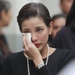 ‘อ้อม’สุดกลั้น ร่ำไห้ส่ง พ่อเปี๊ยก พิศาล คนบันเทิงร่วมอาลัย (ภาพชุด)