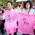 ชมพูกันทั้งวัด! ครอบครัวชวนชื่นรับศพ พ่อดม เผยคำพูดสุดท้ายก่อนสิ้นลม