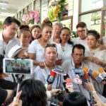ชมพูกันทั้งวัด! ครอบครัวชวนชื่นรับศพ พ่อดม เผยคำพูดสุดท้ายก่อนสิ้นลม