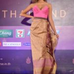งามหลาย! มิสยูนิเวิร์ส 2018 เดินแบบอวดโฉมชุดผ้าไหมไทยในค่ำคืน "Thai Night"