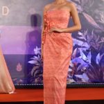 งามหลาย! มิสยูนิเวิร์ส 2018 เดินแบบอวดโฉมชุดผ้าไหมไทยในค่ำคืน "Thai Night"