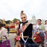 สวยสง่า! สาวงาม มิสยูนิเวิร์ส2018 สวมใส่ชุดไทยสมัย ร.5 เที่ยวชมงาน อุ่นไอรักฯ