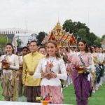 สวยสง่า! สาวงาม มิสยูนิเวิร์ส2018 สวมใส่ชุดไทยสมัย ร.5 เที่ยวชมงาน อุ่นไอรักฯ