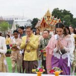 สวยสง่า! สาวงาม มิสยูนิเวิร์ส2018 สวมใส่ชุดไทยสมัย ร.5 เที่ยวชมงาน อุ่นไอรักฯ