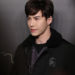 ต่อ ควง ต้าเหนิง เกาะขอบรันเวย์ชมแฟชั่นโชว์ที่เซี่ยงไฮ้ กระทบไหล่คนดังระดับโลก