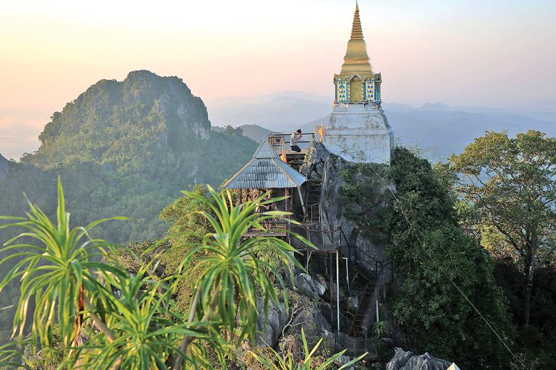 วัดพระพุทธบาทปู่ผาแดง