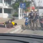 หาดูยาก! ตร.จับวัยรุ่นขี่รถผิดกฎ แต่ไม่แจกใบสั่ง ให้วิดพื้นแทน แถมซาลาเปาให้อีก