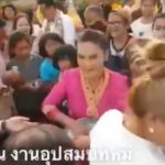 วัดแทบแตก! ศิริพร อำไพพงษ์ โปรยทานเงินปึกใหญ่ แย่งเก็บกันอุตลุด (คลิป)