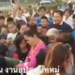 วัดแทบแตก! ศิริพร อำไพพงษ์ โปรยทานเงินปึกใหญ่ แย่งเก็บกันอุตลุด (คลิป)