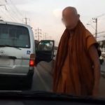 หลวงตาหัวร้อน ซิ่งรถตู้ปาดหน้า เก๋งพ่อแม่ลูก โชว์กร่างชี้หน้าด่ากลางถนน