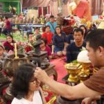 อาศรมฤาษีเณร คึกคัก! ชาวบ้านแห่ส่อง เลขเด็ด อาบน้ำมนต์กลางหาว หวังรับทรัพย์สิ้นปี