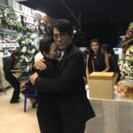 อ้อม ร่ำไห้โฮ! สวมกอด พี่เบิร์ด ธงไชย กลางงานศพ เปี๊ยก พิศาล