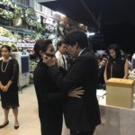 อ้อม ร่ำไห้โฮ! สวมกอด พี่เบิร์ด ธงไชย กลางงานศพ เปี๊ยก พิศาล