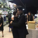 อ้อม ร่ำไห้โฮ! สวมกอด พี่เบิร์ด ธงไชย กลางงานศพ เปี๊ยก พิศาล
