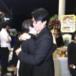 อ้อม ร่ำไห้โฮ! สวมกอด พี่เบิร์ด ธงไชย กลางงานศพ เปี๊ยก พิศาล