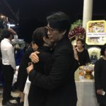 อ้อม ร่ำไห้โฮ! สวมกอด พี่เบิร์ด ธงไชย กลางงานศพ เปี๊ยก พิศาล