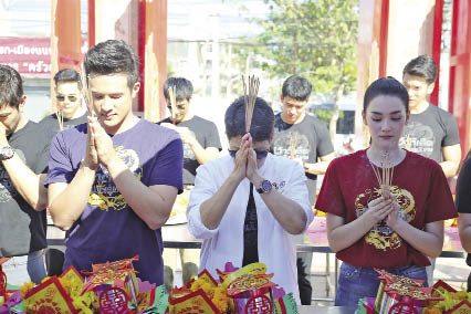 ‘เจมส์-เดียร์น่า’นำทีมนักแสดงทำบุญ ในกิจกรรมดีๆ‘ชาติเสือพันธุ์มังกรฯ’