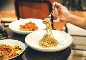 ชวนชิมกินดื่ม : คริสปี้ ครีม ฮอลิเดย์/เมนูอิตาเลียนเลิศรส/เมนูทรัฟเฟิลรับฤดูหนาว/ผัดหอยลาย-แป้งพิซซ่ากรอบ/บุฟเฟต์อาหารทะเล/อาหารฟิวชั่นสไตล์ปิ้งย่าง 