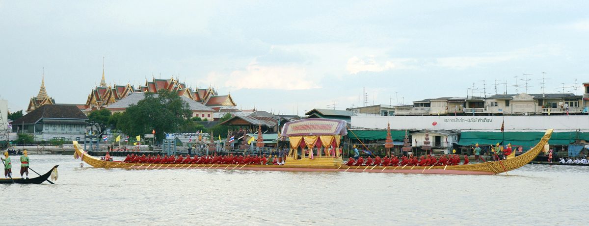เรือพระที่นั่งงานอุ่นไอรัก