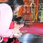แห่ส่องเลขเด็ด! บาตรน้ำมนต์ พิธีสืบชะตา สมภารวัดดัง อันซีนเมืองพะเยา