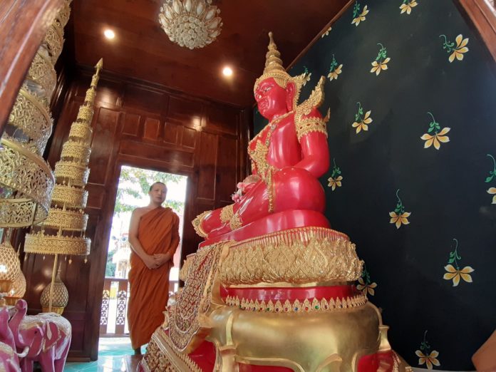 กราบองค์พระสีชมพู วัดเถรพลาย