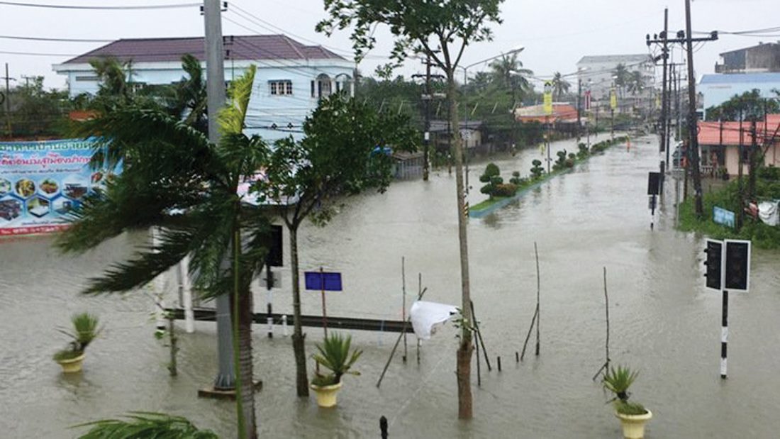 Тропический шторм в тайланде. Шторм в тайланде. Ураган на пхукете. Тайфун пабук в тайланде 2019. Ураган в тайланде.
