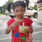 ชาวบ้านชื่นชม! เด็กหญิง 5 ขวบ ดูแลลุงป่วยอัมพาตที่ รพ. อย่างคล่องแคล่ว