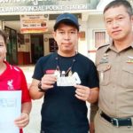 เลข6ตัวมาเต็มๆ หนุ่ม-สาวเฮลั่นแบ่งรวยคนละใบ ไปงานศพซื้อหวยถูกรางวัลที่ 1