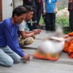 ตำรวจงง ? หนุ่มเมาล้ม บ่นปวดท้อง เพื่อนบ้านพามานั่งรอรถพยาบาล อยู่ดีดีตายเฉย