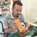 หนุ่มพิการไม่ท้อ ใช้ปากกัด มือประคอง เย็บกระเป๋าหนัง แฮนด์เมดขาย มีรางวัลการันตี
