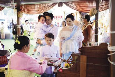 คุณพลอยอุ้มธิดาน้อย ร่วมชมงานอุ่นไอรัก