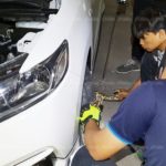 สาวผงะ! ไอ้หลามตัวเบ้อเร่อ เลื้อยซุกใต้ท้องพันล้อรัดแน่นเก๋งใหม่ป้ายแดง(คลิป)
