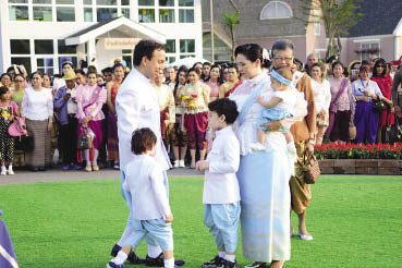 คุณพลอยอุ้มธิดาน้อย ร่วมชมงานอุ่นไอรัก