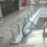 คลาดสายตาพ่อแม่นิดเดียว ทารกเดินจนตกบันไดเลื่อนในห้าง (คลิป)