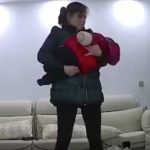 รำคาญร้องไม่หยุด พี่เลี้ยงทำร้าย-เขย่าตัวทารกวัย10เดือน (คลิป)