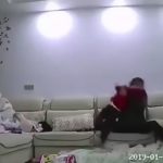 รำคาญร้องไม่หยุด พี่เลี้ยงทำร้าย-เขย่าตัวทารกวัย10เดือน (คลิป)