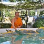 อ่างทองฮือฮา!พระพุทธรูปหนัก 300 กก. ลอยกลางบ่อน้ำมนต์ ประชาชนแห่สักการะ