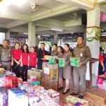 ตม.มุกดาหาร แจกขนม-สร้างรอยยิ้มให้เด็ก 4โรงเรียน สร้างความสุขวันเด็กแห่งชาติ