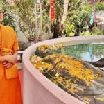 อ่างทองฮือฮา!พระพุทธรูปหนัก 300 กก. ลอยกลางบ่อน้ำมนต์ ประชาชนแห่สักการะ