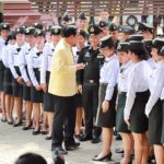 "บิ๊กตู่" ก้มต่ำตบพื้น ป้าบๆ! สอน นศ.วิชาทาหารชาย-หญิง ตะเบ๊ะ-ยกอก (คลิป)