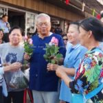 'เทือก' เดินคารวะแผ่นดินเมืองน่าน เจอคนทั้งรักทั้งชัง เปลี่ยนอารมณ์ไม่ทัน!