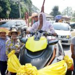 นาคหัวใจเอ็กซ์ตรีม! ขี่เจ็ทสกี ซิ่งเข้าโบสถ์ บวชพระทดแทนพระคุณแม่