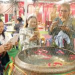 อยากเป็นเศรษฐีใหม่! โค้งสุดท้ายแห่ส่องเลข อ่างน้ำมนต์อาศรมฤๅษีเณรคึกคัก(คลิป)