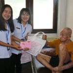 มูลนิธิป่อเต็กตึ๊ง มอบอั่งเปาให้คนชรา เนื่องในเทศกาลตรุษจีน