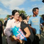 'เจ๊หน่อย' ลุยใต้ ช่วยผู้ประสบภัยปาบึก ชาวบ้านพาเดินสำรวจซากเสียหาย (คลิป)